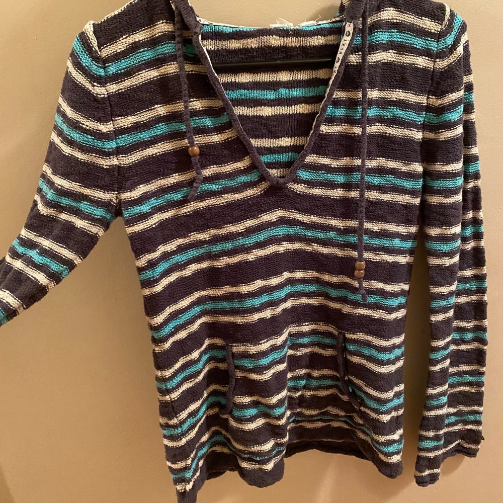 Grey, blue & white. Great quality. Only worn a few times